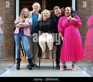 Die Comedy-Ikone Paul Merton wird das musikalische Debüt von West End in HAIRSPRAY geben. Er wird zusammen mit Michael Ball, Rita Simons ( Estender's Roxy Mitchell ) Jonny Amies an der Seite von Lizzie Bea & Marisha Wallance treten. Das Stück stammt vom ursprünglichen, preisgekrönten Kreativteam von Regisseur Jack O'Brien und Choreograf Jerry Mitchell. Die Vorstellung beginnt am 23. April 2020 im London Coliseum. Haarspray wird von Adam Spiegel Productions & Fiery Angel produziert. Es wird die sinfusly Feel Good Songs, Good Morning Baltimore, Big Blonde und Beautiful enthalten und Sie können den Beat nicht stoppen .. Stockfoto