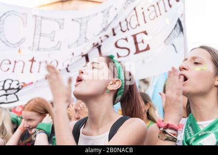 Capital Federal, Buenos Aires/Argentinien; 19. Februar 2020: Junge Mädchen, die das Zaghareet verrichten, der Schrei des Sororo, Symbol feministischer Ursachen Stockfoto