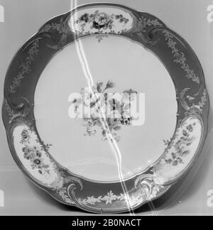 Sèvres Manufactory, Plate (Assiette à palmes) (1 von 102) (Teil eines Dienstes), French, Sèvres, Sèvres Manufactory (Französisch, 17421pent), Sèvres,  , Softpaste Porzellan, Diam. 9 3/4 Zoll (24,8 cm), Ceramics-Porzellan Stockfoto