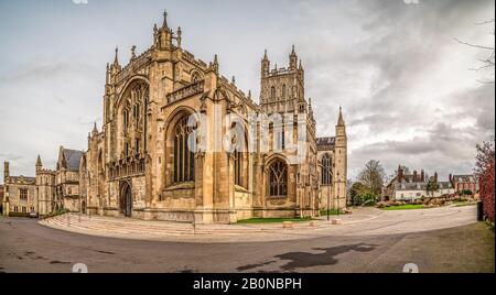 Die Kathedrale von Gloucester entstand 678 oder 679 mit der Gründung einer dem heiligen Peter geweihten (von Heinrich VIII. Aufgelösten) Abteikirche. Stockfoto