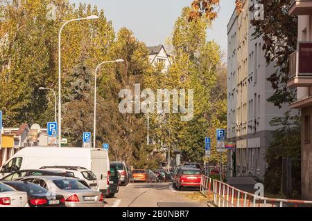 Prag, TSCHECHIEN - 31. OKTOBER 2019: Typische Wohnstraße der Prager Branik-Vorstadt im Herbst mit modernen Gebäuden, Bäumen und Autos. Stockfoto