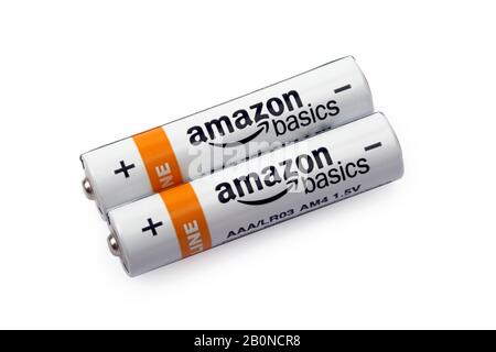 Hüttenberg, DEUTSCHLAND - 19. FEBRUAR 2020: Zwei AmazonBasics AAA-Batterien. AmazonBasics ist ein privates Label, das Hauswaren, Bürobedarf, an anbietet Stockfoto