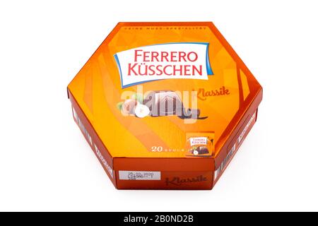 Hüttenberg, DEUTSCHLAND - 19. FEBRUAR 2020: Schachtel Ferrero Kuesschen Schokolade auf weißem Hintergrund. Ferrero ist ein italienischer Hersteller von Markenchoc Stockfoto