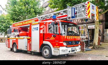 Frankenberg, GermanyX - 15. JULI 2019: Modernes Feuerwehrauto mit hydraulischer Brandentweichung steht in der Fußgängerzone der Innenstadt Frankenberg, Stockfoto