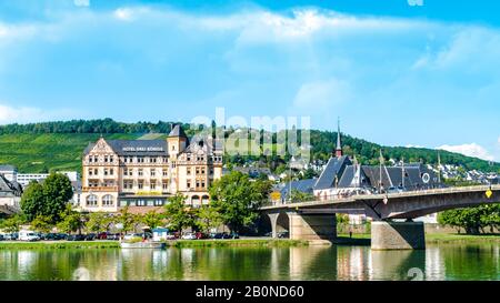 Bernkastel-KUES, RHEINLAND-PFALZ, DEUTSCHLAND - 10. SEPTEMBER 2019: Bernkastel-Kues-Brücke und Hotel drei Konige (Drei Könige) am Mos Stockfoto