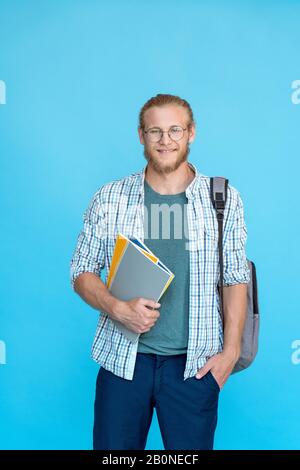 Portrait lächelnde Studenten in Brille Tasche halten Notizbücher Rucksack Stockfoto