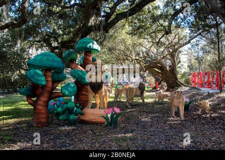 Charleston, SC - 2. Februar 2020: Große chinesische Löwenlaternen aus der Lights of Magnolia Plantation Stockfoto