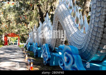 Charleston, SC - 2. Februar 2020: Ein großer chinesischer Drache aus Tausenden von chinesischen Platten in der Magnolia Plantation and Gardens Stockfoto