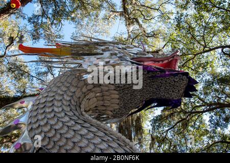 Charleston, SC - 2. Februar 2020: Ein großer chinesischer Drache aus Tausenden von chinesischen Platten in der Magnolia Plantation and Gardens Stockfoto