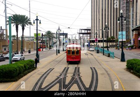 New Orleans, Louisiana, U.S.A - 4. Februar 2020 - Die rote Straßenbahn und der Verkehr auf der Canal Street Stockfoto