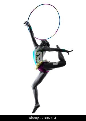 Eine kaukasische junge Frauenturnerin, die in der Studiosilhouette Rhythmusgymnastik praktiziert, isoliert auf weißem Hintergrund Stockfoto