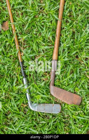 Zwei Vintage-Golfclubs mit Hickory-Schächten isoliert im Freien Stockfoto