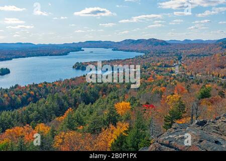 Herbstfarben im Lake Country am Späten Nachmittag im Adirondack State Park in New York Stockfoto