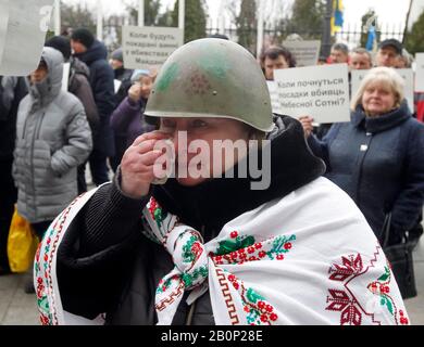 Kiew, Ukraine. Februar 2020. Eine Frau reagiert während eines Protests von Verwandten, Freunden und Anwälten der gefallenen Maidan-Aktivisten mit der Forderung, im Fall des Maidan zu ermitteln und für die, die sich schuldig gemacht haben, Maidan-Aktivisten oder "Helden des Himmlischen" 2014 zu töten, Außerhalb des Präsidiums im Zentrum von Kiew.Ukrainers jährt sich der 6. Jahrestag der Maidan-Revolution oder der Euromaidan-Revolution, bei der mindestens 100 Demonstranten getötet wurden. Credit: Sopa Images Limited/Alamy Live News Stockfoto