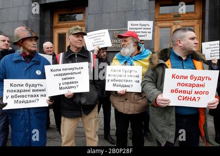 Kiew, Ukraine. Februar 2020. Angehörige, Freunde und Anwälte der gefallenen Maidan-Aktivisten halten Schilder während eines Protests von Verwandten, Freunden und Anwälten der gefallenen Maidan-Aktivisten mit der Forderung, im Fall des Maidan zu ermitteln und für die Bestrafung der Schuldigen, die sich im Jahr 2014 an der Ermordung von Maidan-Aktivisten oder "Helden des Himmlischen" schuldig gemacht haben, Außerhalb des Präsidiums im Zentrum von Kiew.Ukrainers jährt sich der 6. Jahrestag der Maidan-Revolution oder der Euromaidan-Revolution, bei der mindestens 100 Demonstranten getötet wurden. Credit: Sopa Images Limited/Alamy Live News Stockfoto
