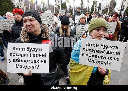 Kiew, Ukraine. Februar 2020. Frauen halten Schilder während eines Protests von Verwandten, Freunden und Anwälten der gefallenen Maidan-Aktivisten, mit der Forderung, im Fall des Maidan zu ermitteln und für die, die sich schuldig gemacht haben, Maidan-Aktivisten oder "Helden des Himmlischen" 2014 zu töten, Außerhalb des Präsidiums im Zentrum von Kiew.Ukrainers jährt sich der 6. Jahrestag der Maidan-Revolution oder der Euromaidan-Revolution, bei der mindestens 100 Demonstranten getötet wurden. Credit: Sopa Images Limited/Alamy Live News Stockfoto