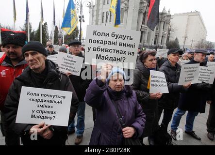 Kiew, Ukraine. Februar 2020. Angehörige, Freunde und Anwälte der gefallenen Maidan-Aktivisten halten Schilder während eines Protests von Verwandten, Freunden und Anwälten der gefallenen Maidan-Aktivisten mit der Forderung, im Fall des Maidan zu ermitteln und für die Bestrafung der Schuldigen, die sich im Jahr 2014 an der Ermordung von Maidan-Aktivisten oder "Helden des Himmlischen" schuldig gemacht haben, Außerhalb des Präsidiums im Zentrum von Kiew.Ukrainers jährt sich der 6. Jahrestag der Maidan-Revolution oder der Euromaidan-Revolution, bei der mindestens 100 Demonstranten getötet wurden. Credit: Sopa Images Limited/Alamy Live News Stockfoto