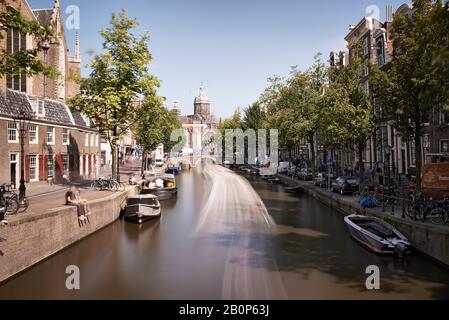 Atemberaubende Architektur und Kanäle im Stadtzentrum von Amsterdam bei strahlendem Sommersonne Stockfoto