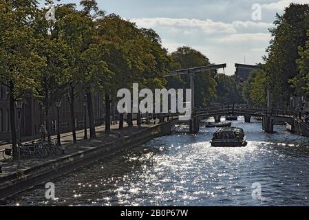 Atemberaubende Architektur und Kanäle im Stadtzentrum von Amsterdam bei strahlendem Sommersonne Stockfoto