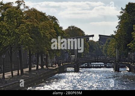 Atemberaubende Architektur und Kanäle im Stadtzentrum von Amsterdam bei strahlendem Sommersonne Stockfoto