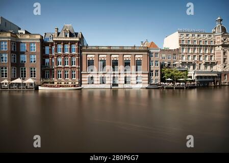 Atemberaubende Architektur und Kanäle im Stadtzentrum von Amsterdam bei strahlendem Sommersonne Stockfoto