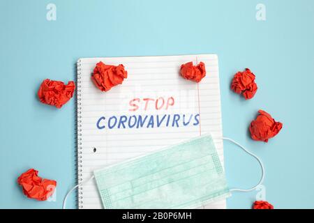Beenden Sie den Text von Coronavirus, der auf dem geöffneten Notizbuch geschrieben wurde Stockfoto