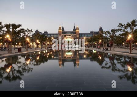 Atemberaubende Landschaft des berühmten Rijksmuseum im Stadtzentrum von Amsterdam Stockfoto