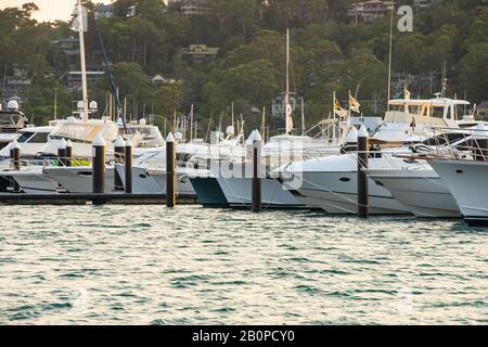 Motoyachts hat sich bei Sonnenuntergang an einem Yachthafen festgemacht Stockfoto