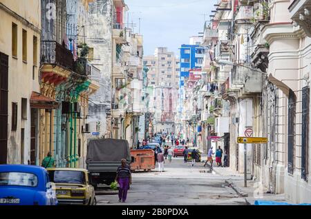 Typische Szene in den Straßen von Centro Havanna Stockfoto