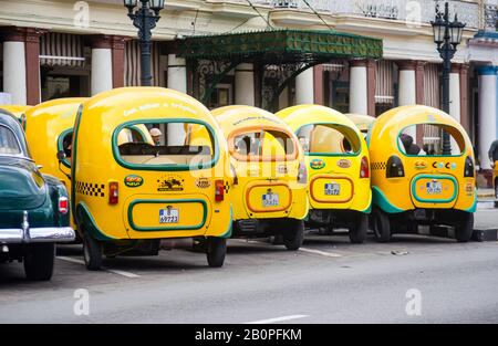 Reihe sehr beliebter "Coco Taxis" in der Altstadt von Havanna Stockfoto