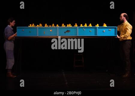 Magdeburg, Deutschland. Februar 2020. Freda Winter (l.) als Greenlander und Florian Kräuter als Professor Proben eine Szene aus dem Stück "Gummi-Enten-Ahoy!" im Puppentheater Magdeburg. Das Objekttheaterspiel für Kinder ab 4 Jahren handelt von der wahren Geschichte von 28.800 Gummienten, die während eines Unwetters am 10. Januar 1992 mit einem Container über ein Schiff gingen. Die Weltpremiere findet am 22. Februar 2020 im Puppentheater Magdeburg statt. Kredit: Klaus-Dietmar Gabbert / dpa-Zentralbild / ZB / dpa / Alamy Live News Stockfoto