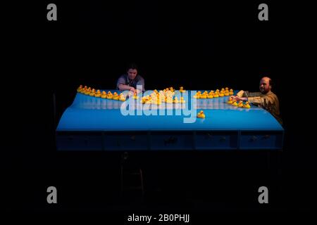 Magdeburg, Deutschland. Februar 2020. Freda Winter (l.) als Greenlander und Florian Kräuter als Professor Proben eine Szene aus dem Stück "Gummi-Enten-Ahoy!" im Puppentheater Magdeburg. Das Objekttheaterspiel für Kinder ab 4 Jahren handelt von der wahren Geschichte von 28.800 Gummienten, die während eines Unwetters am 10. Januar 1992 mit einem Container über ein Schiff gingen. Die Weltpremiere findet am 22. Februar 2020 im Puppentheater Magdeburg statt. Kredit: Klaus-Dietmar Gabbert / dpa-Zentralbild / ZB / dpa / Alamy Live News Stockfoto