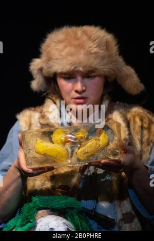 Magdeburg, Deutschland. Februar 2020. Freda Winter als Grönländer probt eine Szene aus dem Stück "Gummienten Ahoy!" im Puppentheater Magdeburg. Das Objekttheaterspiel für Kinder ab 4 Jahren handelt von der wahren Geschichte von 28.800 Gummienten, die während eines Unwetters am 10. Januar 1992 mit einem Container über ein Schiff gingen. Die Weltpremiere findet am 22. Februar 2020 im Puppentheater Magdeburg statt. Kredit: Klaus-Dietmar Gabbert / dpa-Zentralbild / ZB / dpa / Alamy Live News Stockfoto