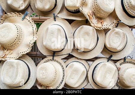 Hüte, die in den kubanischen Straßen verkauft werden und von lokalen Handwerkern nach traditionellen Methoden hergestellt werden, wie zum Beispiel das Weben von Palmblättern oder Stroh, sind sehr beliebte Souvenirs. Stockfoto