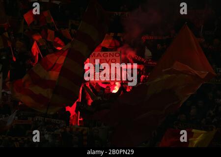 Rom, Italien. Februar 2020. Roma-Anhänger beim Europa-League-Spiel zwischen AS Roma und KAA Gent im Stadio Olimpico am 20. Februar 2020 in Rom, Italien. AS Roma schlug KAA Gent in der Runde 16 der UEFA Europa League mit 1:0. (Foto von Giuseppe Fama/Pacific Press) Credit: Pacific Press Agency/Alamy Live News Stockfoto
