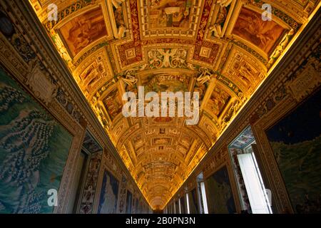 Die Decke ist von klassischen Meisterwerken in der Kartengalerie, dem Vatikanischen Museum, der Vatikanstadt und dem Vatikan gestaltet Stockfoto