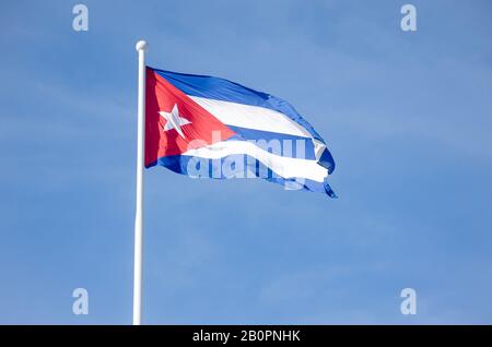 Kubanische Flagge kubanische Flagge im Wind gegen einen blauen Himmel Stockfoto