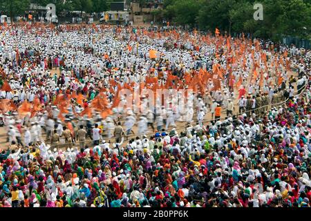 Das Bild von Warkari oder Pilgrim, der Ringan in der Nähe von Pune, Maharashtra, Indien ausführt Stockfoto