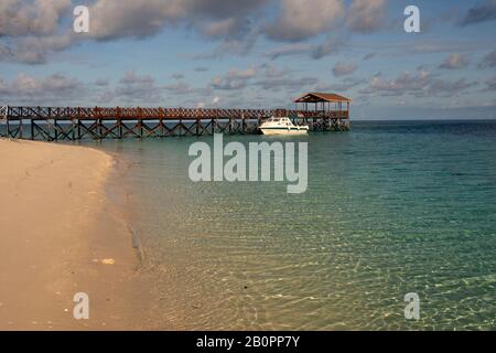 Boot an einem Pier angedockt, Sipadan Island, Malaysia Stockfoto
