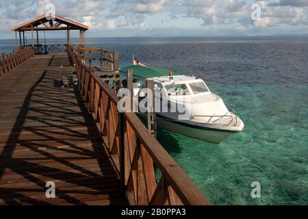 Boot an einem Pier angedockt, Sipadan Island, Malaysia, Celebes Sea Stockfoto