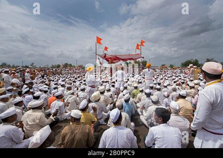 Das Bild von Warkari oder Pilgrim, der Kirtan in der Nähe von Pune, Maharashtra, Indien, asien ausführt Stockfoto