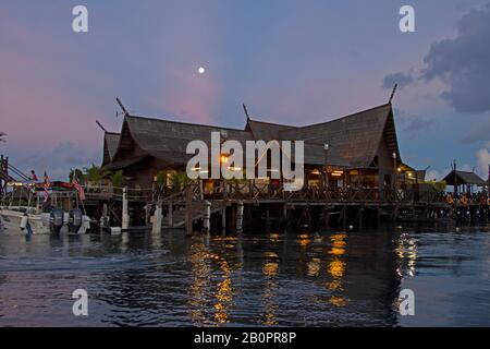 Moon über den Tauchshop Bereich des Kapalai Dive Resort, Kapalai, Malaysia Stockfoto