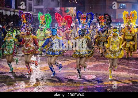 Junge Mädchen Tänzerinnen Oruro Carnival, Bolivien Stockfoto