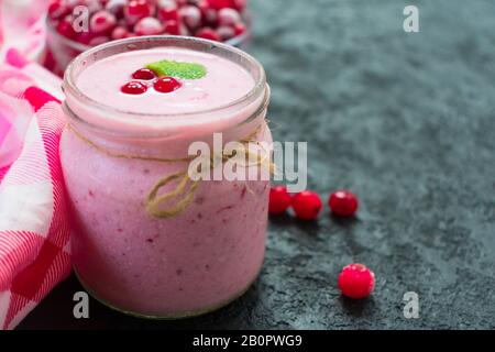 Gesunder gefrorener Preiselbeer-Joghurt auf schwarzem Hintergrund. Nahaufnahme. Kopierbereich. Stockfoto