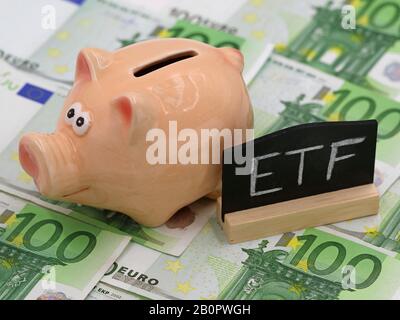 Piggy Bank und Blackboard, die ETF auf Hundert Euro-Banknoten zeigen, Konzept der börsengehandelten Fondsinvestitionen Stockfoto