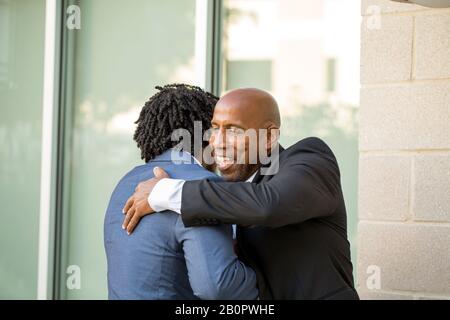 Reifen African American leger gekleidete Geschäftsmann, Hände schütteln. Stockfoto