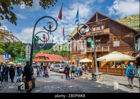 Die Straße Krupówki im Tatra Mountains Resort in Zakopane, beliebte Touristenmeile mit Geschäften und Restaurants, Zakopane, Kleinpolen, Polen Stockfoto