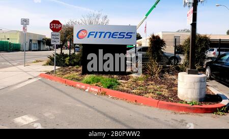 Schild am Eingang des Parkplatzes für 24-Stunden-Fitness in Redwood City, Kalifornien, USA. Stockfoto