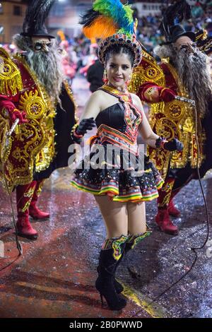 Junge Mädchen Tänzerinnen Oruro Carnival, Bolivien Stockfoto