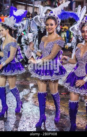 Junge Mädchen Tänzerinnen Oruro Carnival, Bolivien Stockfoto